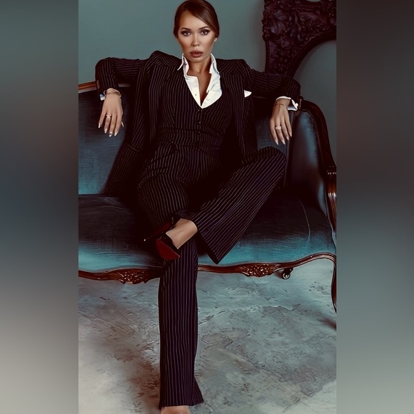 TAHARI Arthur S. Levine from Holt Renfrew Black with Pinstripes Jacket Size 4 - Picture 1 of 11